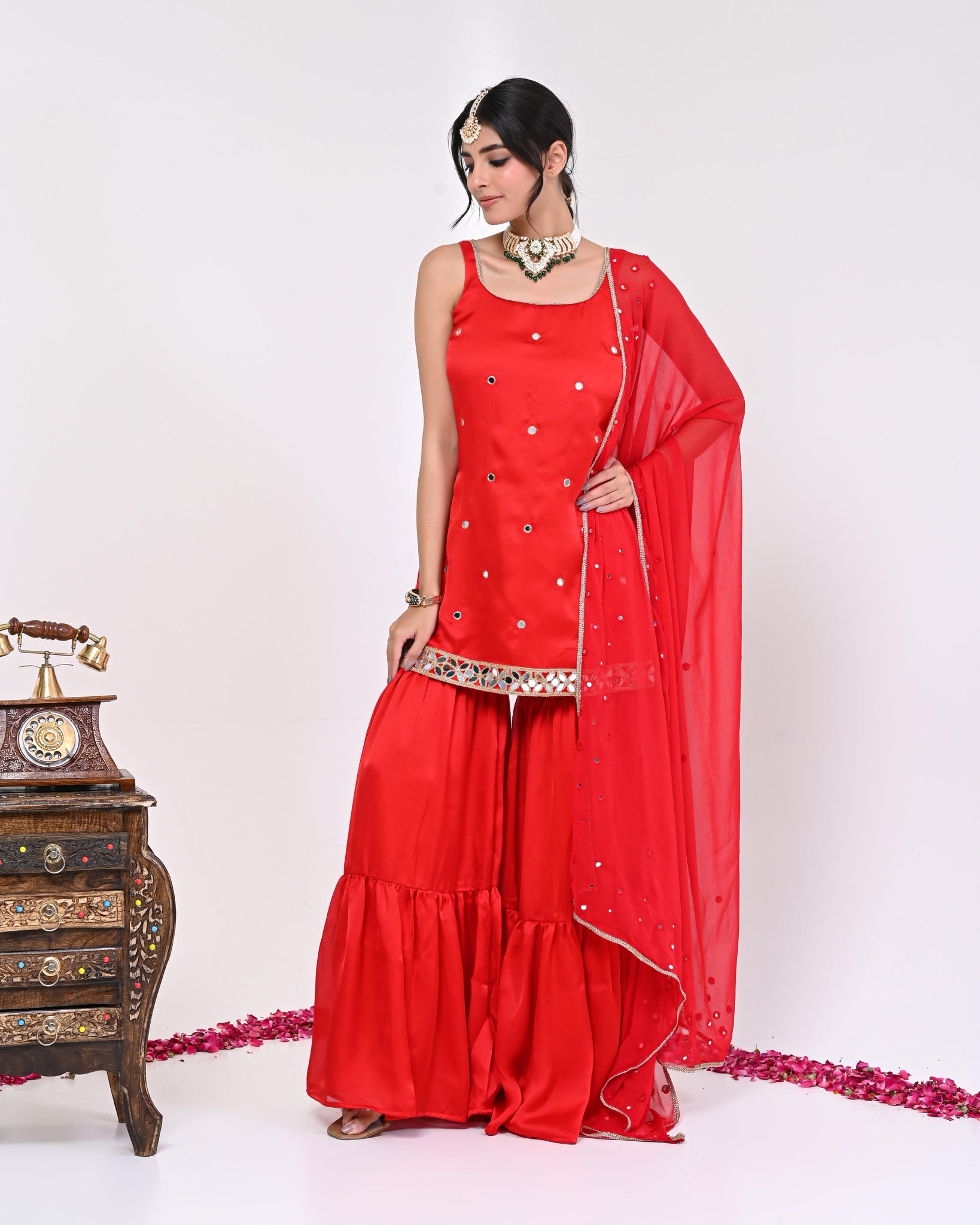 Saloni Aaina Garara Set